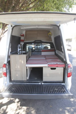 Dênis Correa Vivan- com seu Carro adaptado com cama , pia,